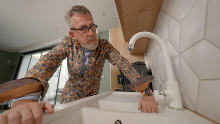  Jamy regarde de l’eau coulée depuis un robinet